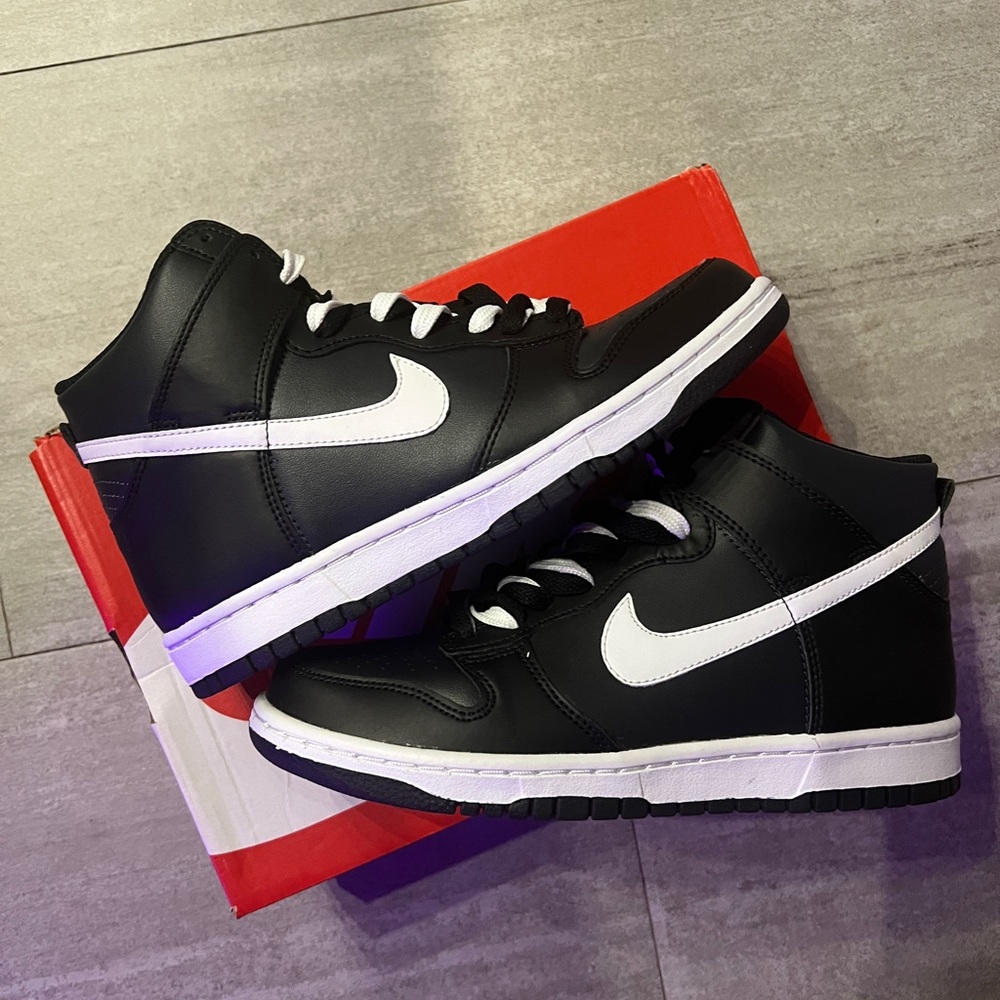Never worn dunk high og (GS) 6.5 which fits women 8.